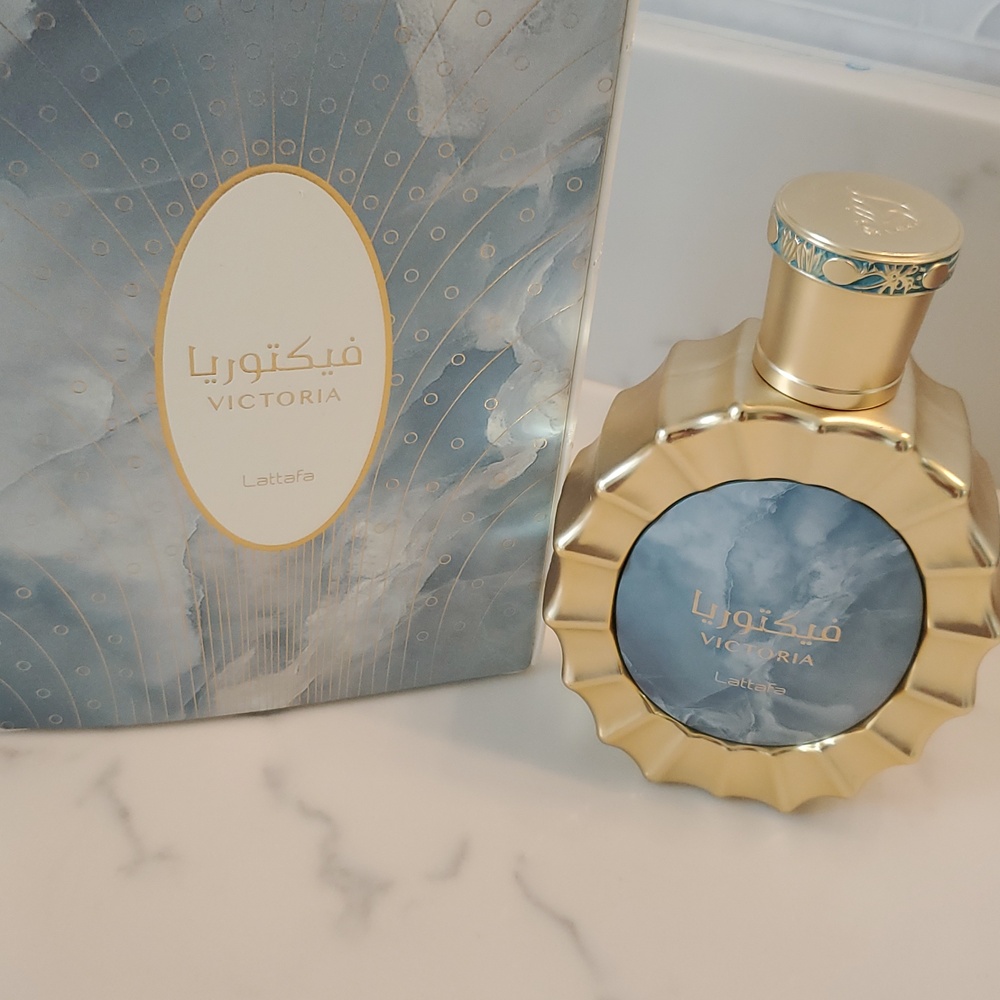 Lattafa Victoria Women’s Fragrance - Gold and Blue. Only Spray Four Times - Picture 2 of 7